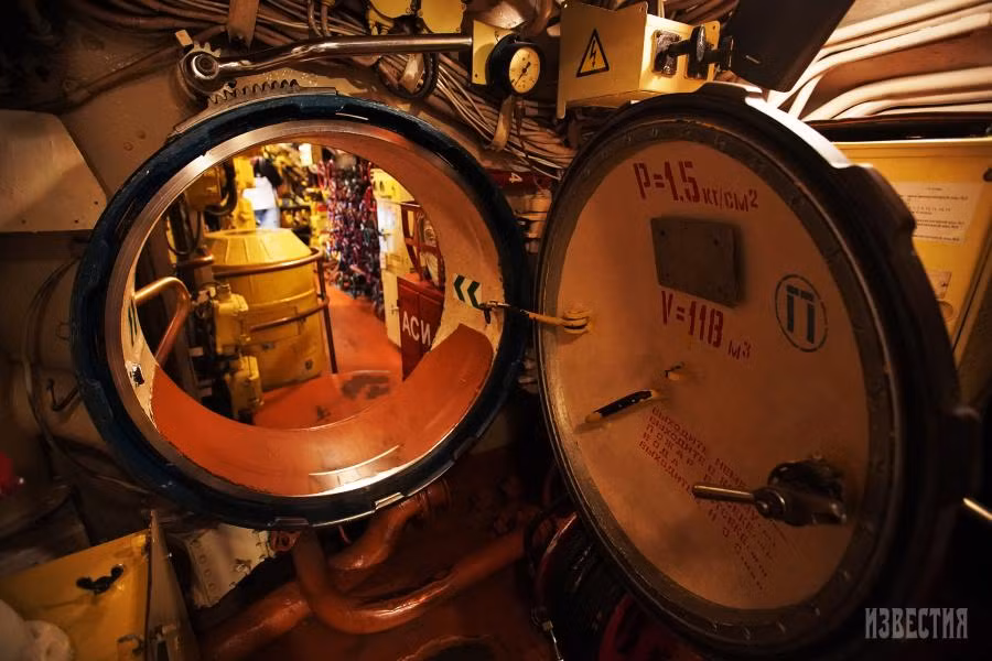 Tàu ngầm được vận hành bởi thủy thủ đoàn 80 người gồm sĩ quan và thủy thủ. Ảnh: Cửa đi lại giữa các khoang trong tàu ngầm đều tròn như thế này và có cửa kín nước. Ảnh: Izvestia