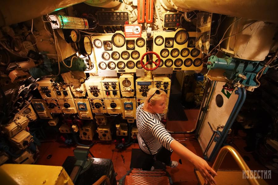 Chế tạo theo công nghệ những năm 1950 nên khó mà trách được rằng trang bị trên tàu chi chít các đồng hồ cơ học, có lẽ phải tới vài trăm đồng hồ chỉ báo mà thủy thủ phải học thuộc để lướt qua cũng biết được tàu có hoạt động tốt hay không.