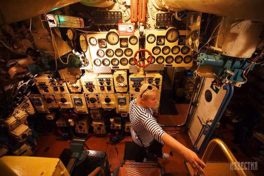 Chế tạo theo công nghệ những năm 1950 nên khó mà trách được rằng trang bị trên tàu chi chít các đồng hồ cơ học, có lẽ phải tới vài trăm đồng hồ chỉ báo mà thủy thủ phải học thuộc để lướt qua cũng biết được tàu có hoạt động tốt hay không.