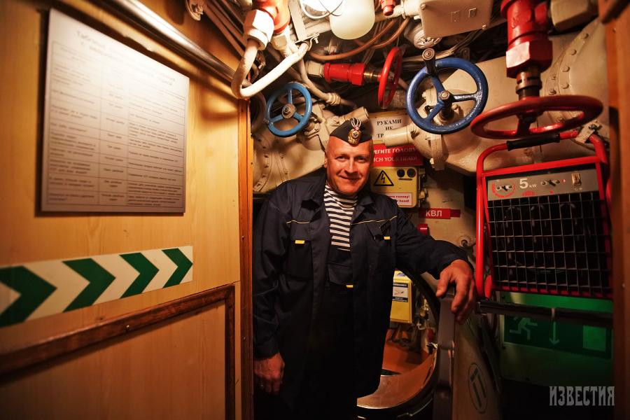 Trong suốt thời gian phục vụ, con tàu đã có chuyến viếng thăm vượt đại châu tới Cộng hòa Cuba, thăm cảng Conakry, Cộng hòa Guinea. Ảnh: Một thủy thủ làm nhiệm vụ hướng dẫn viên cũng như là bảo vệ các trang bị trên tàu ngầm. Ảnh: Izvestia