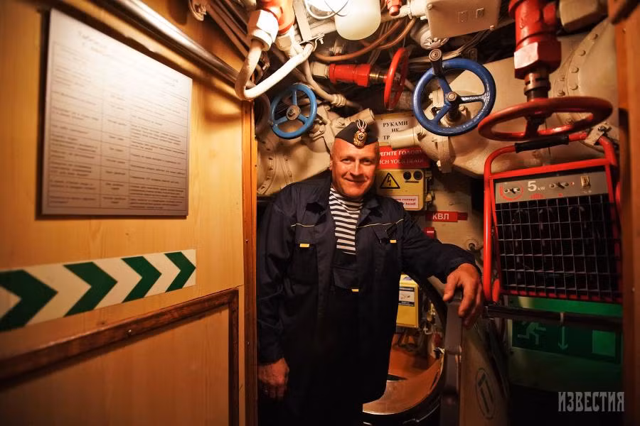 Trong suốt thời gian phục vụ, con tàu đã có chuyến viếng thăm vượt đại châu tới Cộng hòa Cuba, thăm cảng Conakry, Cộng hòa Guinea. Ảnh: Một thủy thủ làm nhiệm vụ hướng dẫn viên cũng như là bảo vệ các trang bị trên tàu ngầm. Ảnh: Izvestia