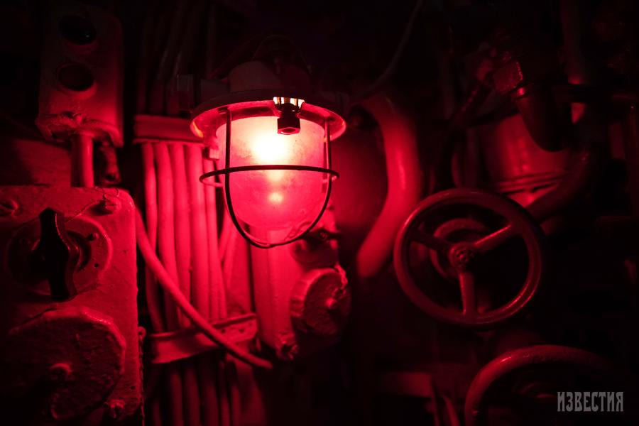 B-413 có chiều dài 91,3m, bề rộng nhất 8,5m, lượng giãn nước khi nổi là 1.952 tấn, khi lặn 2.475 tấn. Ảnh: Không gian trong tàu được phục chế và giữ nguyên trạng như thời nó còn đang phục vụ - nơi nào “cần tối sẽ tối”, nơi nào “cần sáng sẽ sáng”. Ảnh: Izvestia