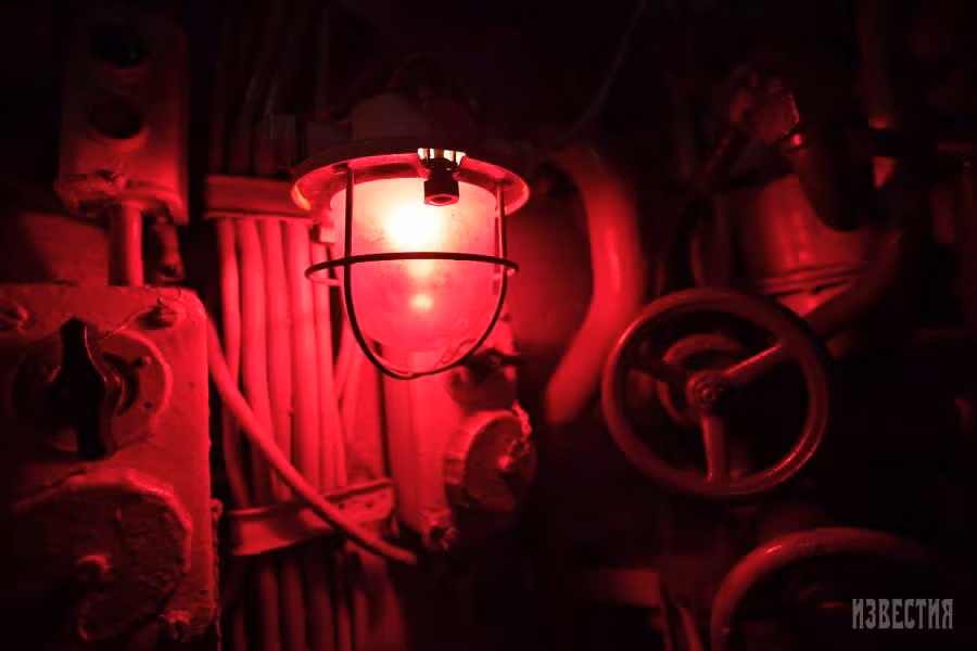 B-413 có chiều dài 91,3m, bề rộng nhất 8,5m, lượng giãn nước khi nổi là 1.952 tấn, khi lặn 2.475 tấn. Ảnh: Không gian trong tàu được phục chế và giữ nguyên trạng như thời nó còn đang phục vụ - nơi nào “cần tối sẽ tối”, nơi nào “cần sáng sẽ sáng”. Ảnh: Izvestia