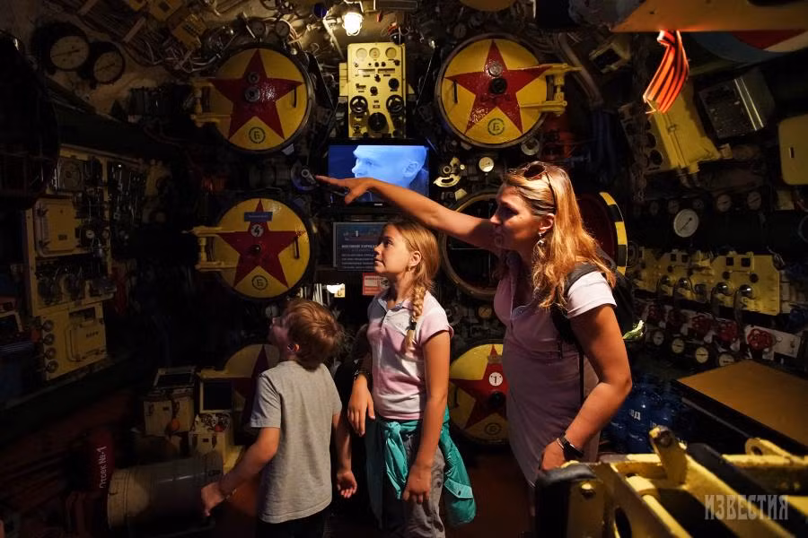 Các vị khách nhí tham quan khoang phóng ngư lôi mũi tàu. Tàu ngầm B-413 nói riêng và đề án 641 nói chung trang bị tới 10 ống phóng ngư lôi 533mm với 20 quả đạn. Ảnh: Izvestia