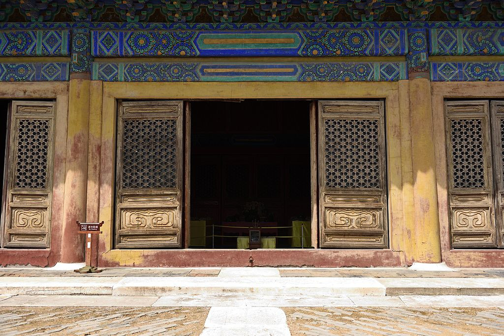 Tại cung điện lăng Thanh Hiếu cũng chứa rất nhiều các cấu trúc gồm bia tưởng niệm, sảnh, cổng Long Ân, lò đốt lễ, Long Ân điện, phòng chôn cất, trụ cổng, bàn thờ đá, tháp tưởng niệm... Bếp nằm ở bên trái cung điện gồm có nơi nấu đồ cúng, hai kho và một lò giết mổ. Ảnh: Wikipedia.