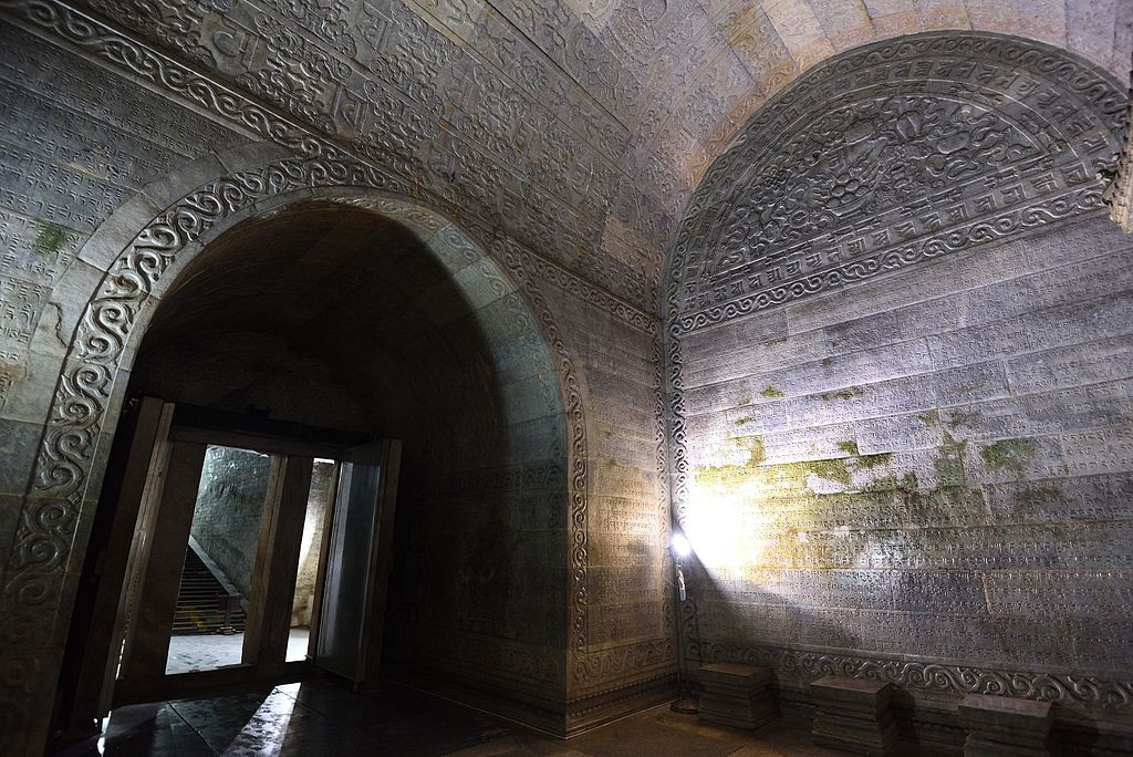 Buồng lăng mộ rất đẹp với một loạt 9 hầm được ngăn cách bởi bốn cửa đá cẩm thạch ở độ sâu 54 mét. Nếu không có sự phá hoại của quân phiệt thì “Địa cung” có lẽ còn lộng lẫy hơn bây giờ rất nhiều. Ảnh: Wikipedia.