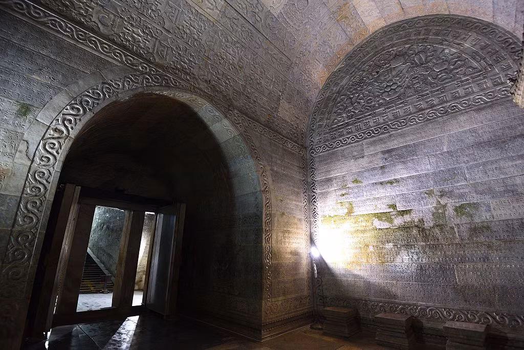 Buồng lăng mộ rất đẹp với một loạt 9 hầm được ngăn cách bởi bốn cửa đá cẩm thạch ở độ sâu 54 mét. Nếu không có sự phá hoại của quân phiệt thì “Địa cung” có lẽ còn lộng lẫy hơn bây giờ rất nhiều. Ảnh: Wikipedia.
