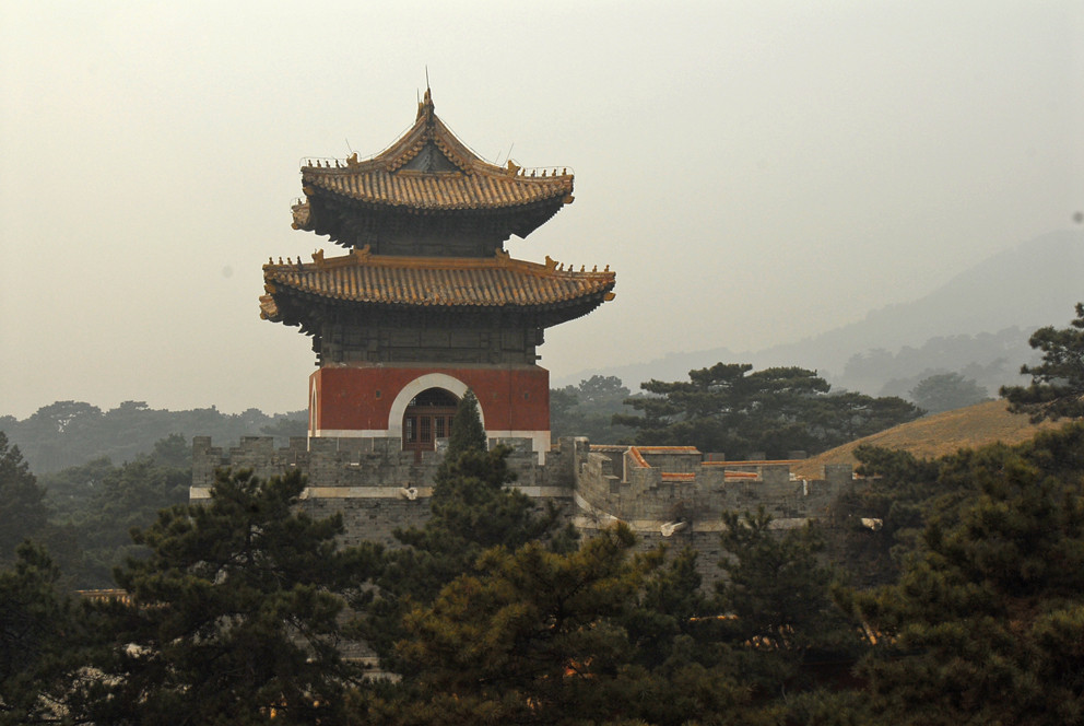 Tất cả các lăng mộ hoàng gia tại Thanh Đông lăng đều được dựa theo mô hình được thiết lập bởi hoàng đế Thuận Trị. Bố cục cơ bản gồm 3 phần: Thần đạo (con đường thần linh), cung điện và nhà bếp. Ảnh: Wikipedia.