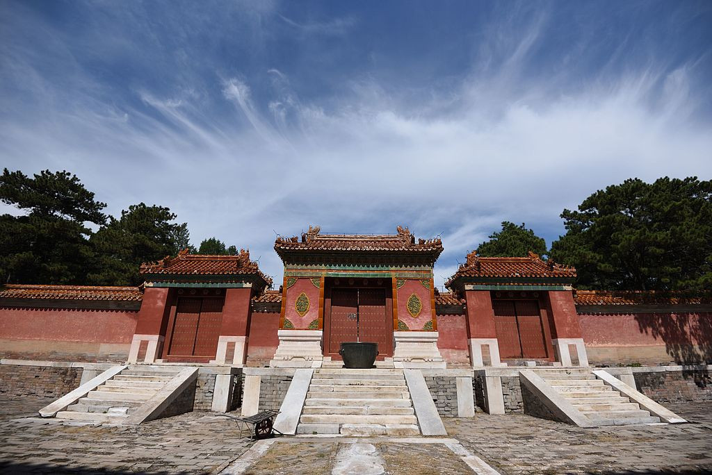 Dù được đánh giá là vị hoàng đế vĩ đại nhất của nhà Thanh, nhưng lăng mộ của Khang Hi đơn giản một cách đáng ngạc nhiên, không hề xa hoa như Càn Long hay phức tạp như Thuận Trị. Ảnh: Wikipedia.