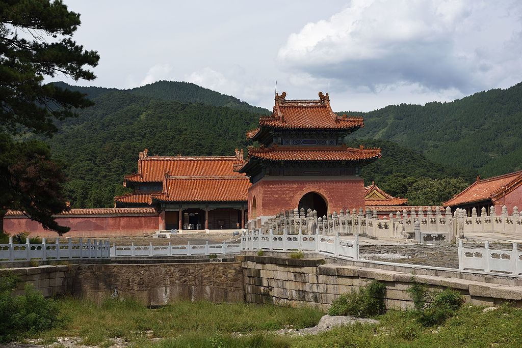 Trong đó, Thanh Hiếu lăng (vua Thuận Trị) là lăng mộ có thần đạo phức tạp nhất với các cấu trúc từ Nam ra Bắc gồm cổng vòm đá, bia đá, cổng cung điện, sảnh thay đồ, vọng lâu đá, điêu khắc đá, cổng rồng phượng, cầu một vòm, cầu bảy vòm, cầu năm vòm, bia đá, cầu thẳng. Ảnh: Wikipedia.