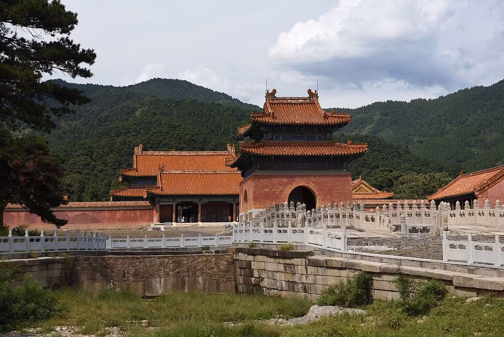 Trong đó, Thanh Hiếu lăng (vua Thuận Trị) là lăng mộ có thần đạo phức tạp nhất với các cấu trúc từ Nam ra Bắc gồm cổng vòm đá, bia đá, cổng cung điện, sảnh thay đồ, vọng lâu đá, điêu khắc đá, cổng rồng phượng, cầu một vòm, cầu bảy vòm, cầu năm vòm, bia đá, cầu thẳng. Ảnh: Wikipedia.