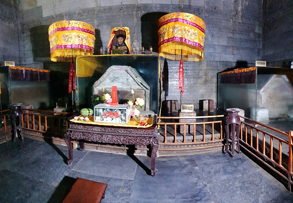 Trong suốt thời kỳ nhà Thanh nắm quyền cai trị, Thanh Đông lăng luôn được thiết lập hệ thống quan binh đồn trú bảo vệ, có cơ cấu của Tôn nhân phủ, Lễ công bộ thường trực xử lý các công việc trong lăng tẩm. Nhưng từ năm 1914 sau khi nhà Thanh sụp đổ, Bộ Nội vụ giao việc bảo quản lăng tẩm cho tôn thất nhà Thanh quản lý, nhân viên giữ lăng không còn lương bổng nên bỏ việc, chuyển sang khai khẩn đất rừng quanh lăng làm sinh kế. Từ đó về sau, rừng và đất Đông lăng bị xâm hại ngày càng nghiêm trọng. Ảnh: Các quan tài của Càn Long và hậu phi, thực tế di hài của họ không còn nguyên vẹn, tất cả được hợp táng cùng một cỗ. Ảnh: Wikipedia.