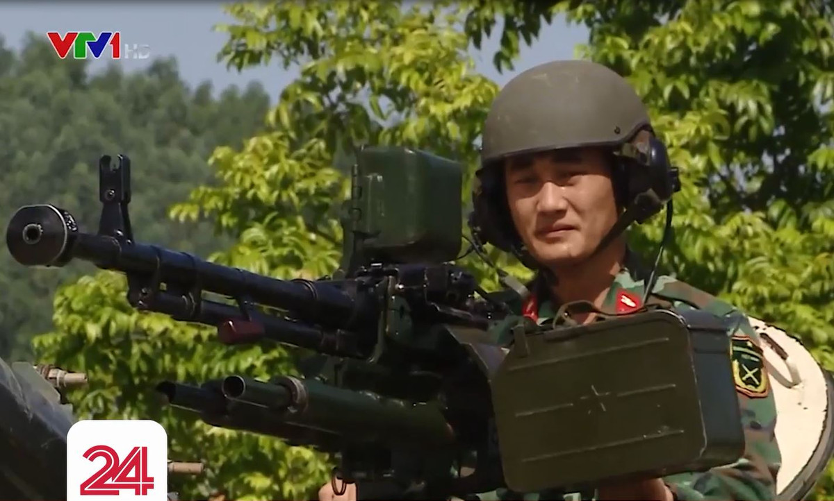 Trưởng kíp xe số 1 Nguyễn Kiều Hưng ngồi ở vị trí của trưởng xe trên xe tăng T-54M. Nhiệm vụ của trưởng xe là chỉ huy xe qua liên lạc nội bộ, xếp đạn trong xe và sử dụng súng máy phòng không 12,7mm DShK. Ảnh: VTV24