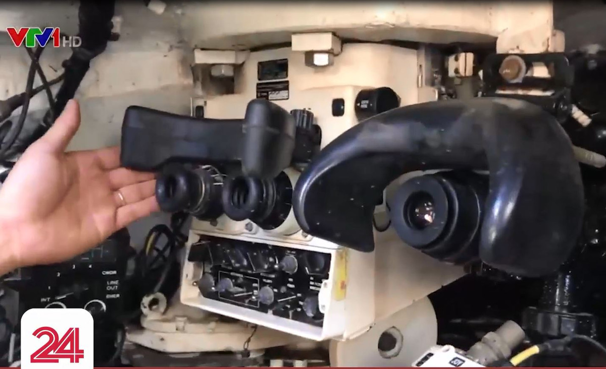 Cận cảnh hai bộ kính ngắm bố trí cho pháo thủ xe tăng T-54. Ảnh: VTV24