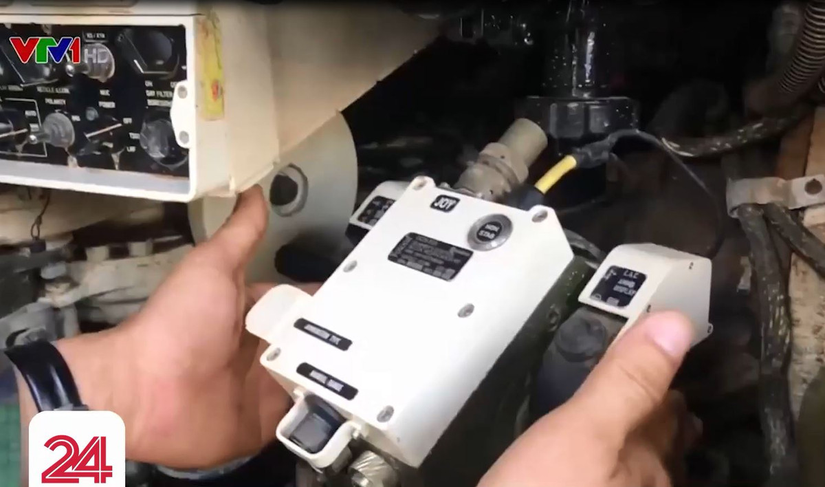 Còn đây là hộp điều khiển thuộc hệ thống điều khiển hỏa lực xe tăng T-54M, trên đó có các nút đo xa laser, bắn pháo, bắn súng máy đồng trục. Ảnh: VTV24
