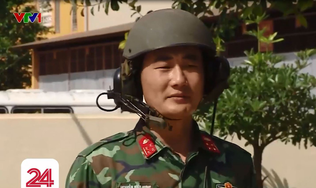 Cũng rất đáng quan tâm, mũ công tác của các chiến sĩ xe tăng T-54M đều thay đổi so với thế hệ T-54B, T-55. Trên mũ tích hợp các thiết bị liên lạc nội bộ. Ảnh: VTV24