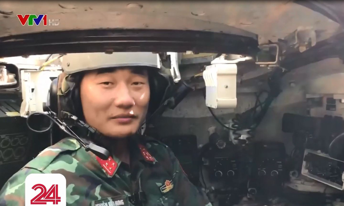 Đặc biệt, đây là lần đầu tiên mà khán giả cả nước chiêm ngưỡng hình ảnh nội thất xe tăng T-54M, qua đó thấy rõ một phần những cải tiến nâng cấp so với các xe tăng T-54B trước đây. Trong ảnh, đồng chí trưởng kíp xe số 1 Nguyễn Kiều Hưng ngồi ở vị trí pháo thủ. Ảnh: VTV24