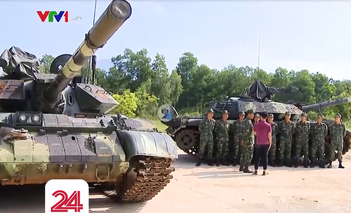 Đáng chú ý, 3 kíp xe tăng Việt Nam đều tập luyện trên xe tăng chủ lực T-54M trước khi sang Nga thi đấu trên dòng tăng khác biệt T-72B3. Lưu ý rằng, dù cùng do Liên Xô (Nga) sản xuất, nhưng đây là hai dòng tăng khác hẳn nhau về thiết kế, việc chúng ta lựa chọn T-54M luyện tập và lại thi đấu thành công trên T-72B3 thực sự là một kỳ tích. Tất nhiên, bên cạnh đó cũng phải nói rằng T-54M xem ra được chúng ta nâng cấp lên “một chuẩn cao”, thậm chí tương đương T-72 ở một số khía cạnh. Ảnh: VTV24