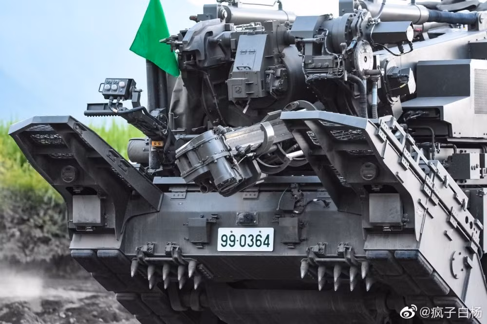 Hiện vẫn chưa có tham số chính thức của pháo tự hành bánh lốp mới, chỉ biết rằng việc vận hành chỉ cần tối đa 5 người – chứng tỏ tính tự động hóa của nó là tương đối cao. Trong ảnh là hệ thống nạp đạn trông rất đồ sộ và phức tạp của khẩu “đại bác”. Nguồn ảnh: Sina