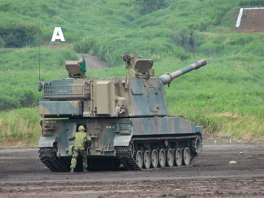 Type 99 155mm do Tập đoàn Mitsubishi lừng danh phát triển và đưa vào trang bị từ năm 1999 thay thế cho các khẩu pháo Type 75 155mm lỗi thời. Ước tính 117 khẩu Type 99 đã được sản xuất tới nay và trang bị cho pháo binh Lực lượng Phòng vệ Nhật Bản. Nguồn ảnh: Wikipedia