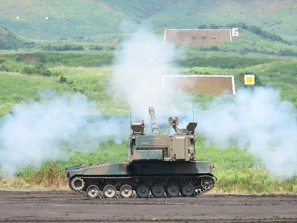 Pháo có trọng lượng khoảng 40 tấn, dài 11,3m, rộng 3,2m, cao 4,3m, bọc giáp kiểu hợp kim nhôm toàn thân có thể kháng đạn súng máy hạng nhẹ hoặc mảnh bom pháo. Pháo sử dụng động cơ diesel 600hp cho tốc độ tối đa 50km/h. Nguồn ảnh: Wikipedia