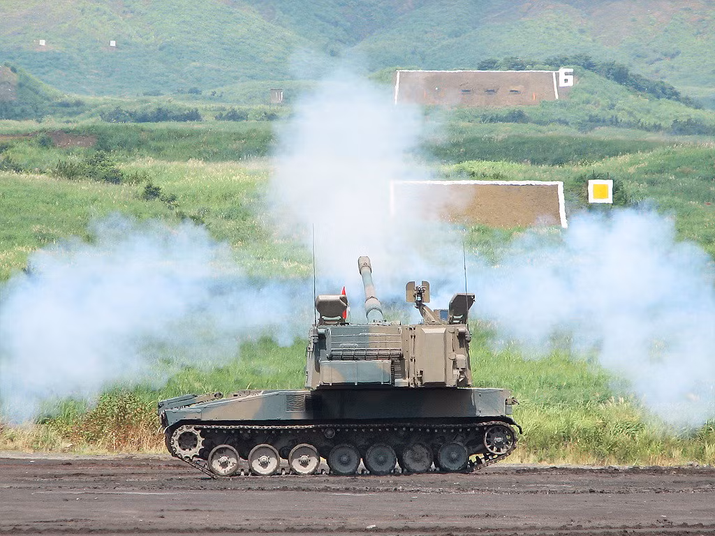 Pháo có trọng lượng khoảng 40 tấn, dài 11,3m, rộng 3,2m, cao 4,3m, bọc giáp kiểu hợp kim nhôm toàn thân có thể kháng đạn súng máy hạng nhẹ hoặc mảnh bom pháo. Pháo sử dụng động cơ diesel 600hp cho tốc độ tối đa 50km/h. Nguồn ảnh: Wikipedia