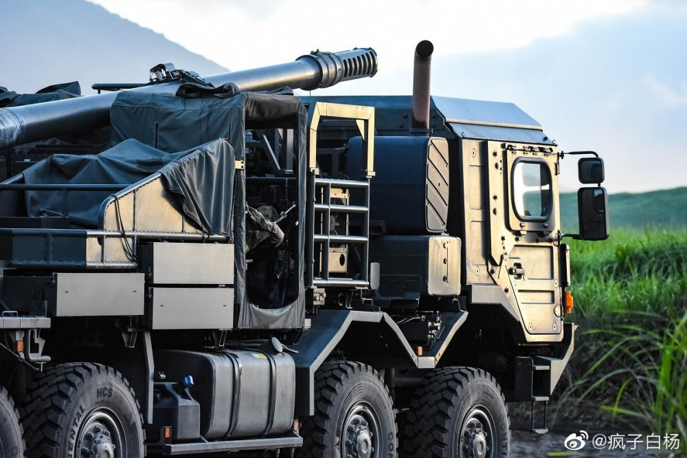 Về mặt hỏa lực, hệ thống pháo mới trang bị khẩu "đại bác hạng nặng" 155mm L52 - chiều dài nòng gấp 52 lần cỡ nòng được sửa đổi từ vũ khí của pháo tự hành bánh xích Type 99. Nguồn ảnh: Sina