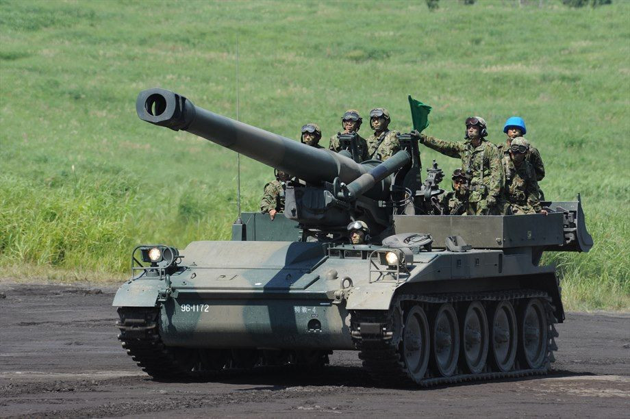 Tuy có cỡ nòng "cực khủng" đến 203mm, thế nhưng do được chế tạo đã quá lâu, sử dụng công nghệ cũ nên tầm bắn của M110 thua xa Type 99 cỡ nòng nhỏ hơn. Khẩu 203mm M201A1 đạt tầm bắn 16-25km với đạn nổ phá mảnh, 30km với đạn có trợ lực tăng tầm. Đặc biệt, kíp chiến đấu cần tới 13 người gồm: một lái xe, 2 pháo thủ, 2 nạp đạn và 8 người hỗ trợ ngồi ở xe khác. Nguồn ảnh: Wikipedia