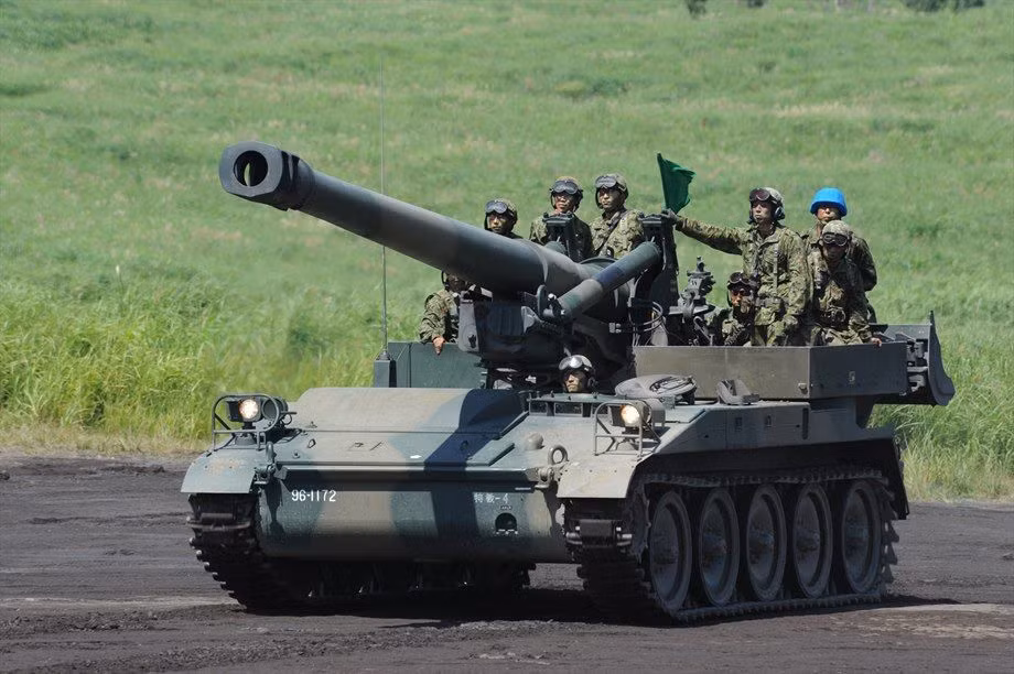 Tuy có cỡ nòng "cực khủng" đến 203mm, thế nhưng do được chế tạo đã quá lâu, sử dụng công nghệ cũ nên tầm bắn của M110 thua xa Type 99 cỡ nòng nhỏ hơn. Khẩu 203mm M201A1 đạt tầm bắn 16-25km với đạn nổ phá mảnh, 30km với đạn có trợ lực tăng tầm. Đặc biệt, kíp chiến đấu cần tới 13 người gồm: một lái xe, 2 pháo thủ, 2 nạp đạn và 8 người hỗ trợ ngồi ở xe khác. Nguồn ảnh: Wikipedia