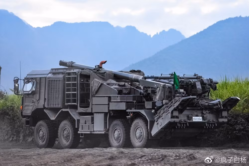 Mới đây những hình ảnh đầu tiên hệ thống pháo tự hành bánh lốp do Nhật Bản tự sản xuất đã được công bố. Đây được xem là kết quả sau cùng của 7 năm nghiên cứu với chi phí ước tính hơn 9,9 tỷ Yên (tương đương hơn 100 triệu USD). Nguồn ảnh: Sina