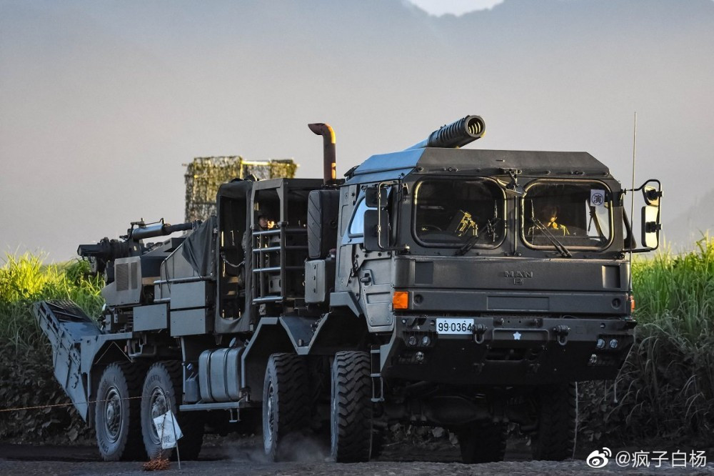 Đáng nói, đây được xem là khẩu pháo tự hành bánh lốp đầu tiên của pháo binh quân phòng vệ Nhật Bản. Trước đó, quốc gia này chỉ sử dụng pháo tự hành trên khung gầm bánh xích. Khẩu pháo mới này thiết kế dựa trên khung gầm xe vận tải hạng nặng MAN HX32.440 do Đức sản xuất thay vì Nhật Bản. Nguồn ảnh: Sina