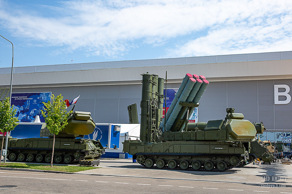 Tổ hợp 9K317M Buk-M3 được quảng bá có khả năng tiêu diệt mục tiêu từ 2,5-70km, độ cao tác xạ chỉ từ 15m tới 35km, có khả năng đánh chặn tên lửa hành trình như AGM-158A ở độ cao chỉ 20m với cự ly đánh chặn 17-18km. Nguồn ảnh: SAID AMINOV