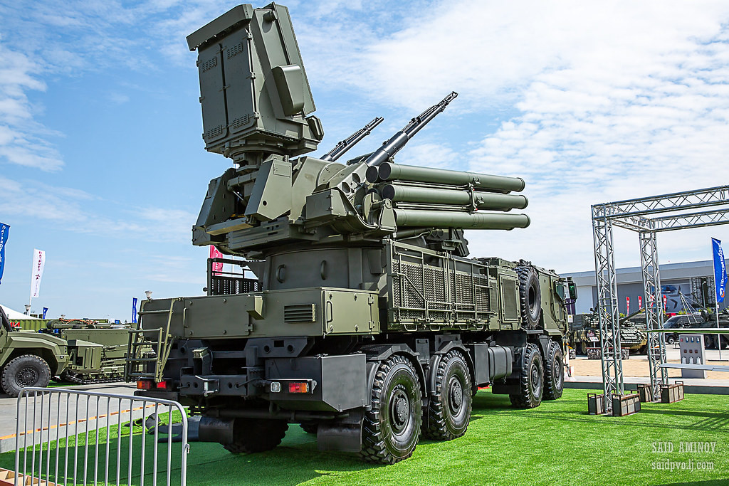 Module vũ khí tích hợp trang bị 2 khẩu pháo 30mm và 12 tên lửa 57E6-E có tầm bắn 15-18km hoặc 57E6M-E đạt tầm bắn gấp đôi 30km. Nguồn ảnh: SAID AMINOV