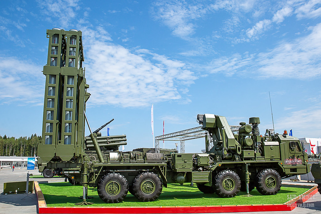 Mỗi bệ phóng S-350E có thể mang tới 2 module ống phóng với tổng cộng 12 quả đạn tên lửa loại 9M96 có tầm bắn 12-120km. Nguồn ảnh: SAID AMINOV