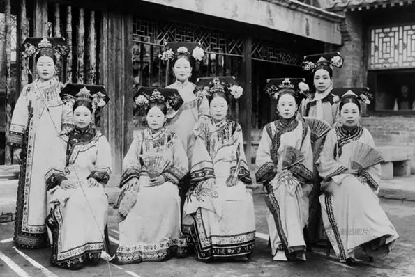 Số tì thiếp trong phủ Hòa Thân lên tới 600 người, còn gia nhân thì nhiều tới mức tính không hết. Nguồn ảnh: Wikipedia