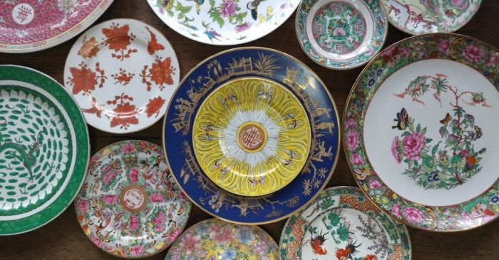 361.000 chiếc bình bằng đồng và thiếc, 100.000 đồ sứ được làm bởi các nghệ nhân có tiếng; 24 cái giường bằng vàng ròng có trang trí tinh xảo (mỗi giường có cẩn tám loại đá quý khác nhau); 460 cái đồng hồ tốt của châu Âu. Nguồn ảnh: Wikipedia.