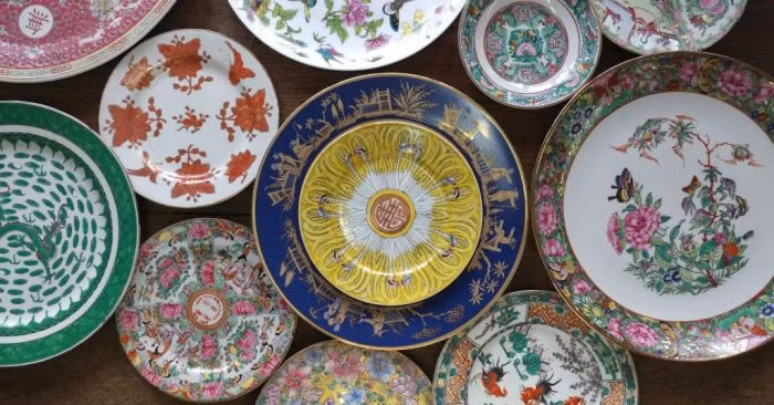 361.000 chiếc bình bằng đồng và thiếc, 100.000 đồ sứ được làm bởi các nghệ nhân có tiếng; 24 cái giường bằng vàng ròng có trang trí tinh xảo (mỗi giường có cẩn tám loại đá quý khác nhau); 460 cái đồng hồ tốt của châu Âu. Nguồn ảnh: Wikipedia.