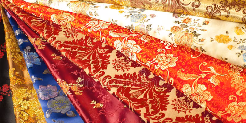 Về vải vóc, Hòa Thân tích trữ suốt 24 năm 14.300 xấp lụa tốt, 20.000 tấm len lông cừu loại tốt; 550 tấm da cáo, 850 tấm da gấu, 56.000 tấm da cừu và da gia súc độ dày khác nhau và 7.000 bộ quần áo tốt mặc trong 4 mùa. Nguồn ảnh: Next1688.