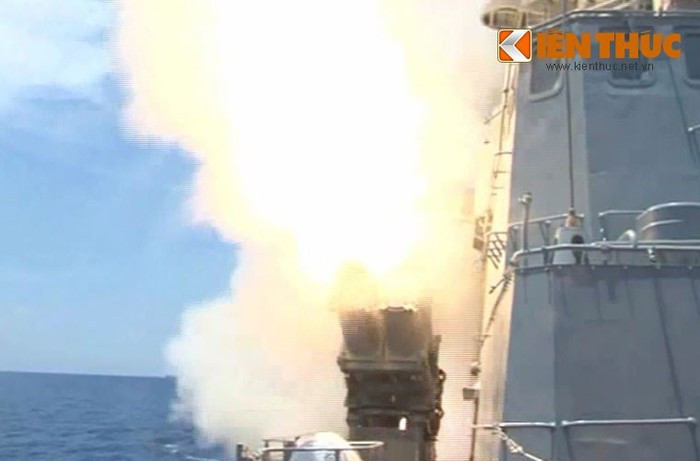 Mặc dù tên lửa Uran-E có kích thước khá nhỏ, nhưng theo KTRV thì đầu đạn 145kg nó mang theo đủ sức nhấn chìm chiến hạm cỡ 5.000 tấn, tầm bắn cực đại 130km, trang bị đầu tự dẫn radar chủ động ARGS-35 tự tìm mục tiêu – khóa – tấn công ở pha cuối hành trình bay mà không cần “tàu mẹ” can thiệp.