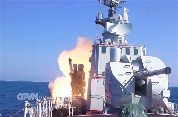 Ngoài Uran-E, “tàu M” còn có hệ thống vũ khí hiện đại khác như pháo hạm AK-176M có thể bắn mục tiêu trên không, trên biển với cự ly tác xạ 15km, tốc độ bắn 120 phát/phút; hai bệ pháo phòng không AK-630M có tốc độ bắn 5.000 phát/phút và tên lửa phòng không tầm thấp Igla. Nguồn ảnh: QPVN