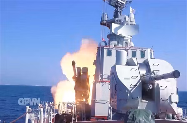 Ngoài Uran-E, “tàu M” còn có hệ thống vũ khí hiện đại khác như pháo hạm AK-176M có thể bắn mục tiêu trên không, trên biển với cự ly tác xạ 15km, tốc độ bắn 120 phát/phút; hai bệ pháo phòng không AK-630M có tốc độ bắn 5.000 phát/phút và tên lửa phòng không tầm thấp Igla. Nguồn ảnh: QPVN