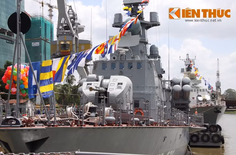 Tàu Molniya hay Việt Nam thường gọi là “tàu M” có chiều dài khoảng 56,9m, lượng giãn nước toàn tải 563 tấn, trang bị động cơ tuabin khí do Ukraine sản xuất, đạt tốc độ tối đa 42 hải lý/h.