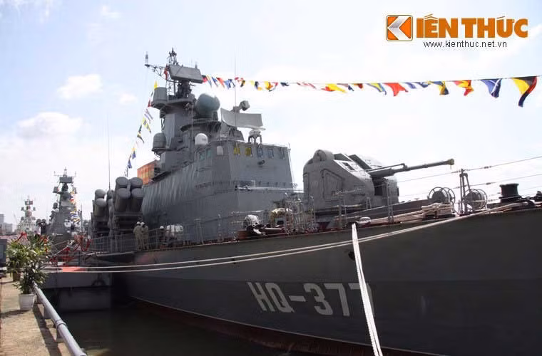 Đề án 12418 Molniya là loại tàu chiến tấn công nhanh được thiết kế cho nhiệm vụ tuần tra bảo vệ bờ biển, tác chiến hải đối hải, có khả năng tiêu diệt mục tiêu mặt nước cỡ lớn hơn tàu gấp nhiều lần nhờ hệ thống vũ khí hiện đại, sức công phá lớn, tự động hóa cao.