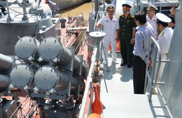 Mỗi bệ phóng có tới 4 container hình tròn chứa các tên lửa hành trình có trọng lượng 520kg, dài 385cm, đường kính thân 42cm Uran-E. Nguồn ảnh: Báo QĐND