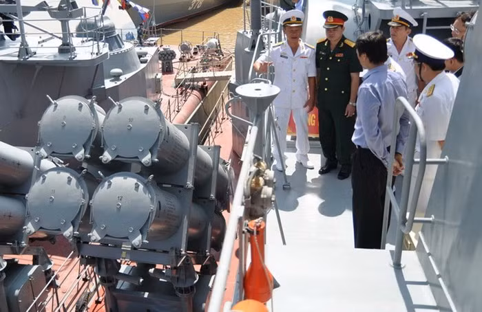 Mỗi bệ phóng có tới 4 container hình tròn chứa các tên lửa hành trình có trọng lượng 520kg, dài 385cm, đường kính thân 42cm Uran-E. Nguồn ảnh: Báo QĐND