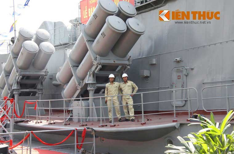 Cận cảnh hai trên 4 bệ phóng KT-184 trên “tàu M” do nhà máy Ba Son thi công theo giấy phép sản xuất mà Nhà máy đong tàu Vympel Nga cung cấp.