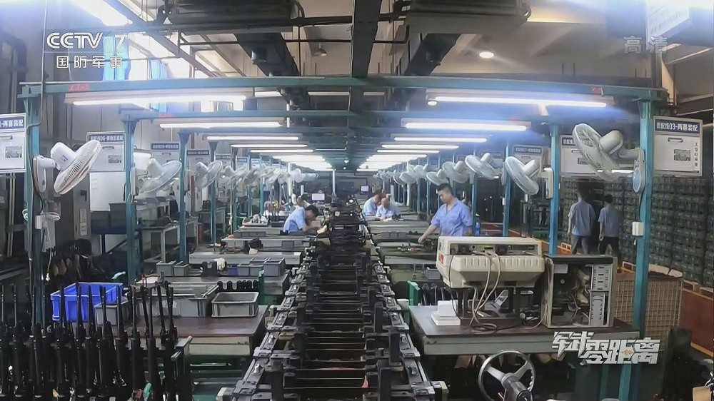 Mới đây, kênh truyền hình TW CCTV7 lần đầu tiên hé lộ dây chuyền sản xuất dòng súng trường tiến công QBZ-95 tại xưởng sản xuất của Tổng Công ty công nghiệp Hoa Bắc (NORINCO). Ảnh: CCTV7
