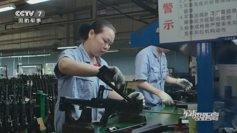 Có thể thấy, QBZ-95 thiết kế theo dạng bullpup với đặc điểm là bộ khóa nòng và hộp đạn đều được lắp phía sau cò súng hay nói cách khác là ở ngay sát mặt của xạ thủ khi ngắm bắn. Ảnh: CCTV7