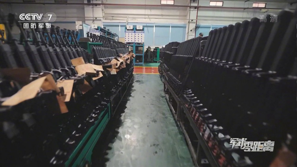 Thiết kế này giúp cho hộp khóa nòng và báng súng nhập làm một, vì thế nó không cần tốn không gian để phải có báng súng dài như các thiết kế thông thường. Ảnh: CCTV7