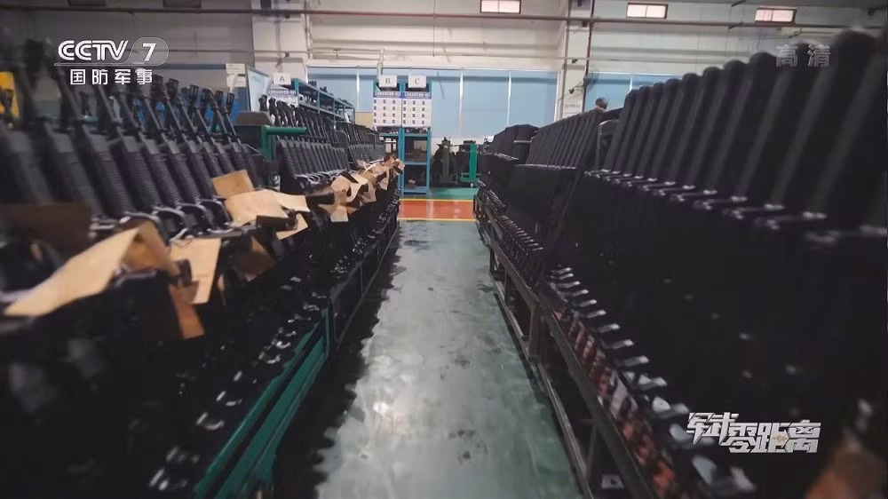 Thiết kế này giúp cho hộp khóa nòng và báng súng nhập làm một, vì thế nó không cần tốn không gian để phải có báng súng dài như các thiết kế thông thường. Ảnh: CCTV7